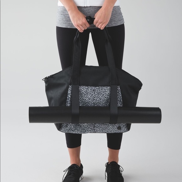 RARE HTF Pristine Lululemon Free To Be Bag in Miss Mosaic - Picture 3 of 15